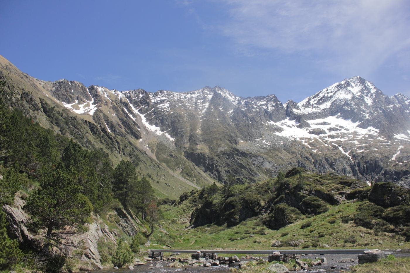 Vallée glaciaire en auge dominée par des sommets encore enneigés