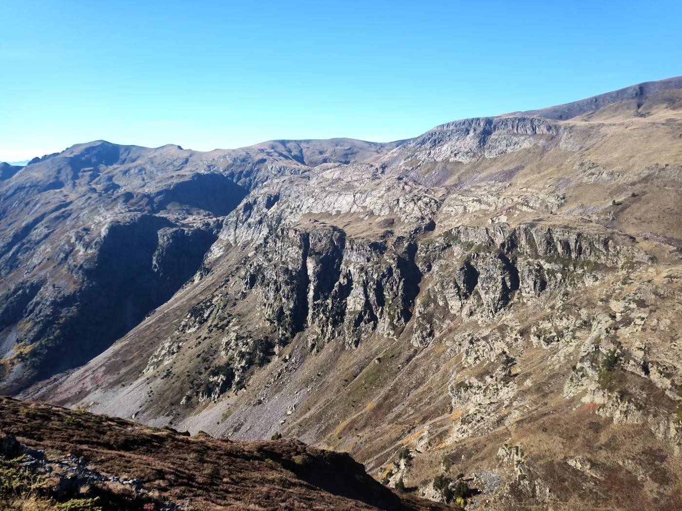 Versants rocheux et pierriers d'altitude sous un ciel bleu