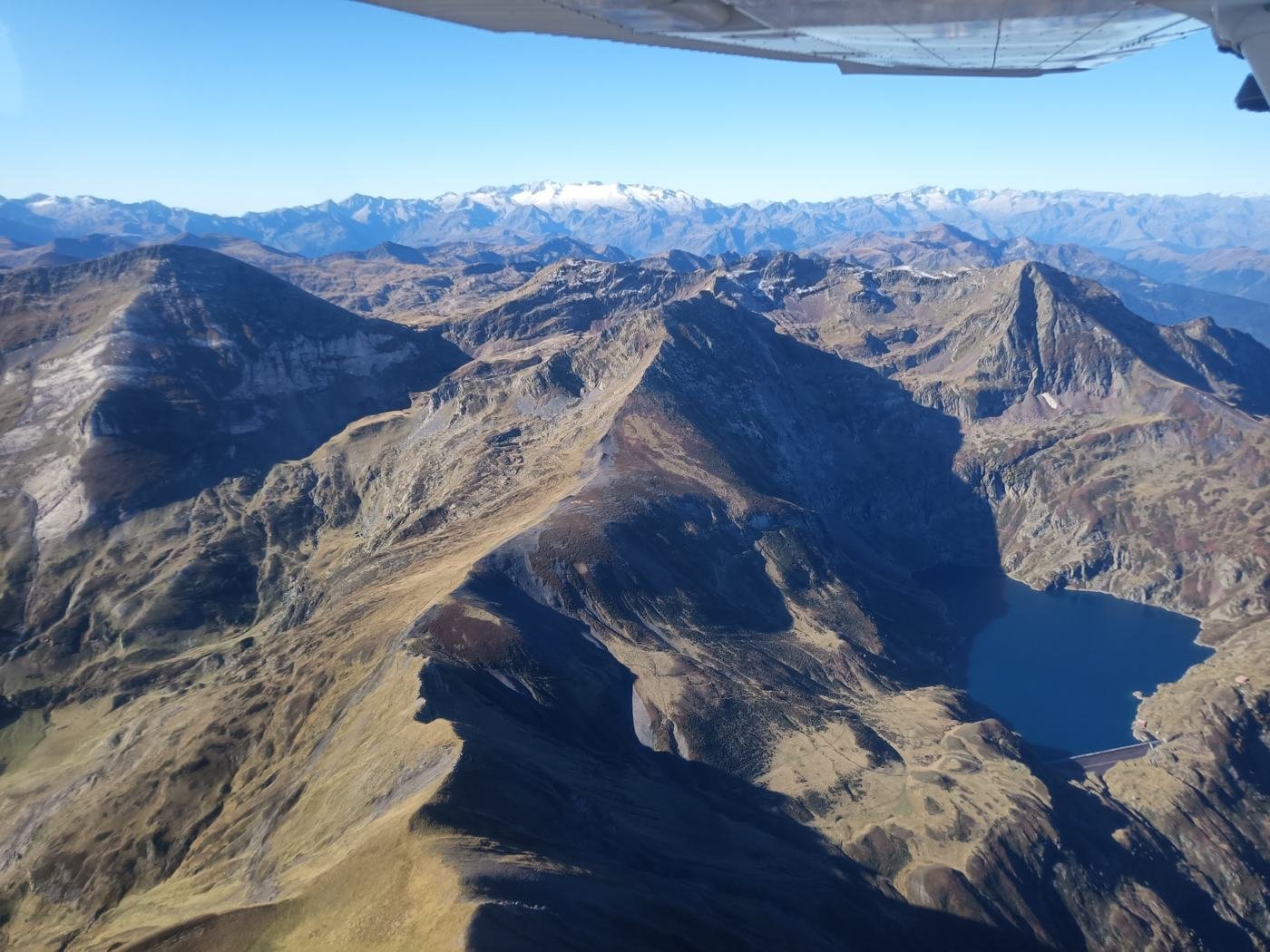 Vue d'avion sur des lacs d'altitude et des crêtes pyrénéennes