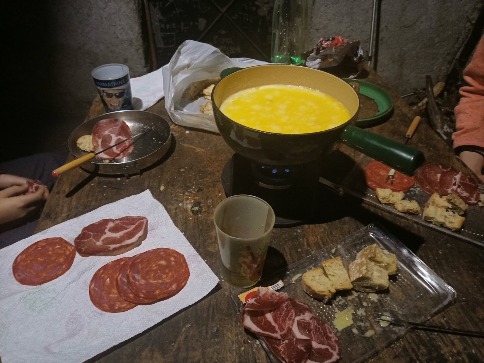 Fondue partagée à la lueur de la frontale, dans une cabane de montagne