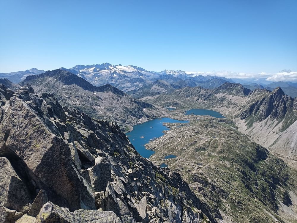Depuis un sommet, les lacs s'égrènent dans le vallon, les glaciers au loin