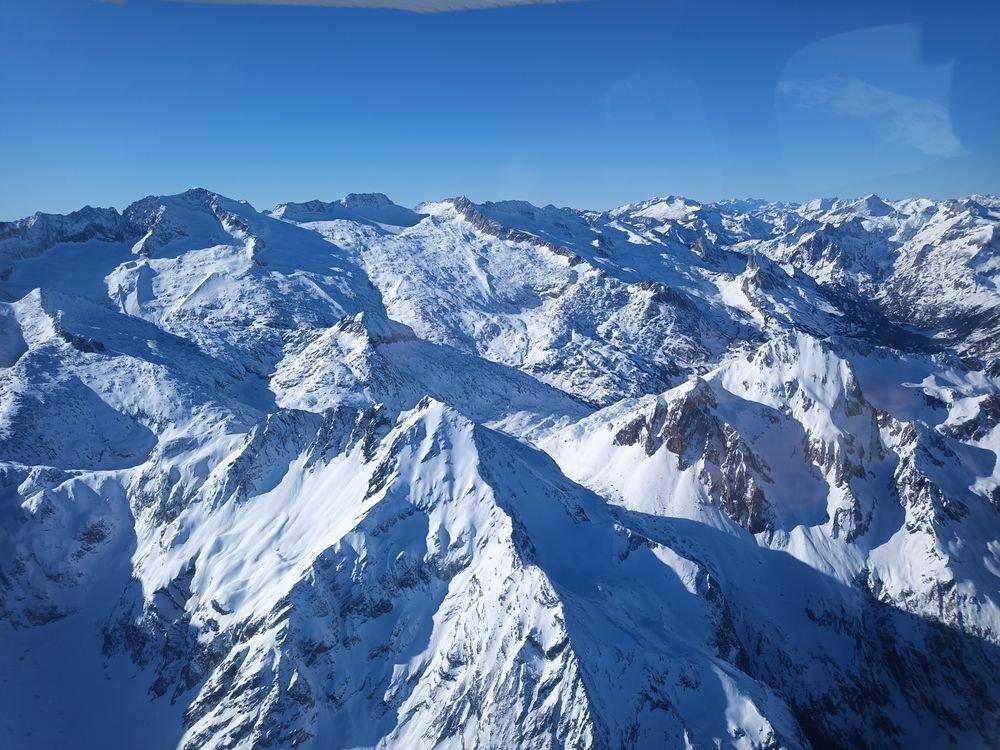 Les grands massifs sous leur manteau blanc, vus en plein hiver